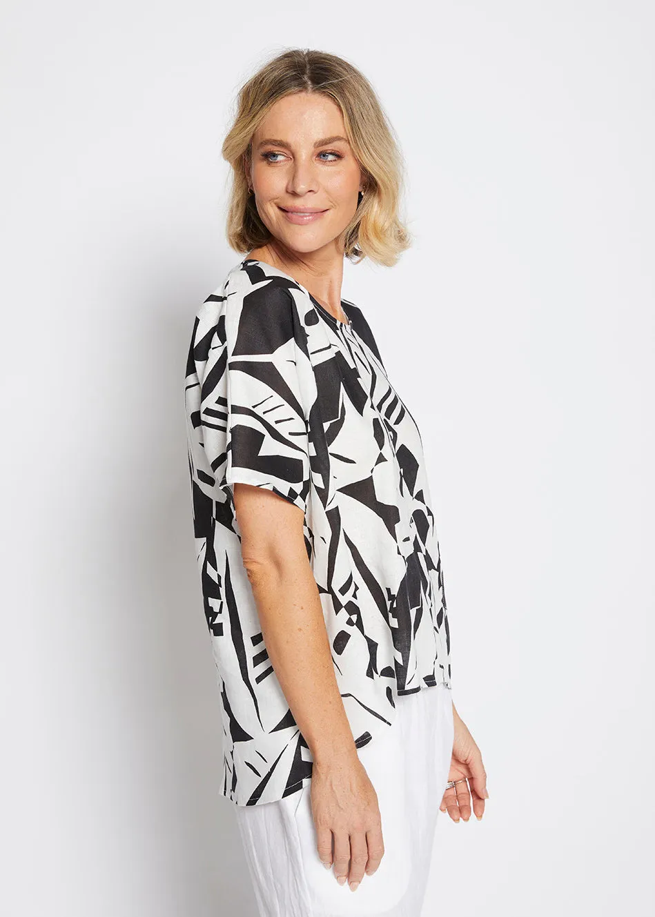 Jessica linen top in Black Jungle